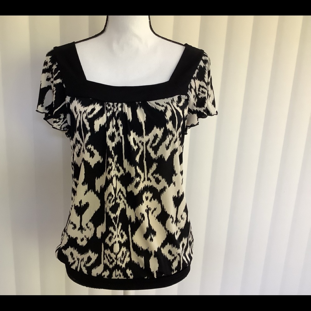 Black & White geometric design - short sleeved blouse